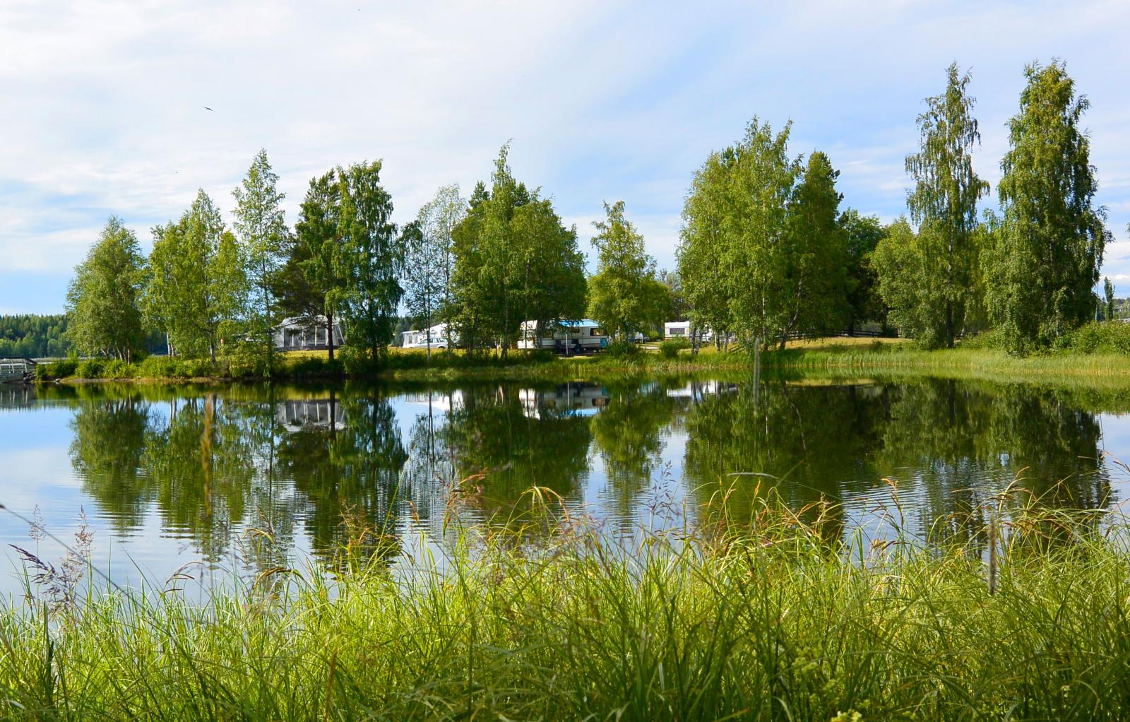 Lugna gatan. Det omgivande vattnet gör att campingen ligger lite avskilt.