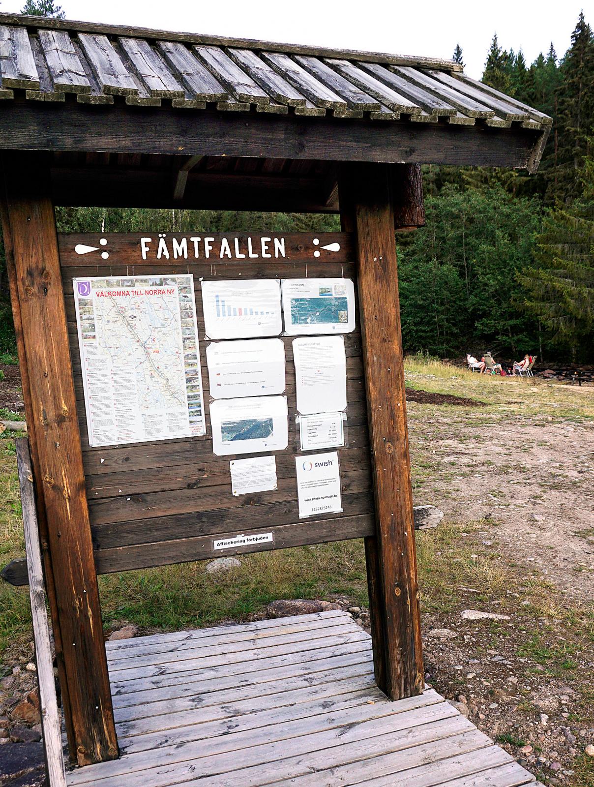 Swish-nummer finns angivet på anslagstavlan men eventuell avgift för ställplats och bad är frivillig.