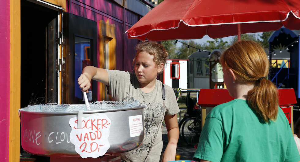 Hilda och Elsa stormtrivs på Grand Circus Hotel. Under sommaren pågår en rad kulturevenemang på Grand Circus Hotel där sockervaddsmaskinen och popcornmaskinen går på högvarv.