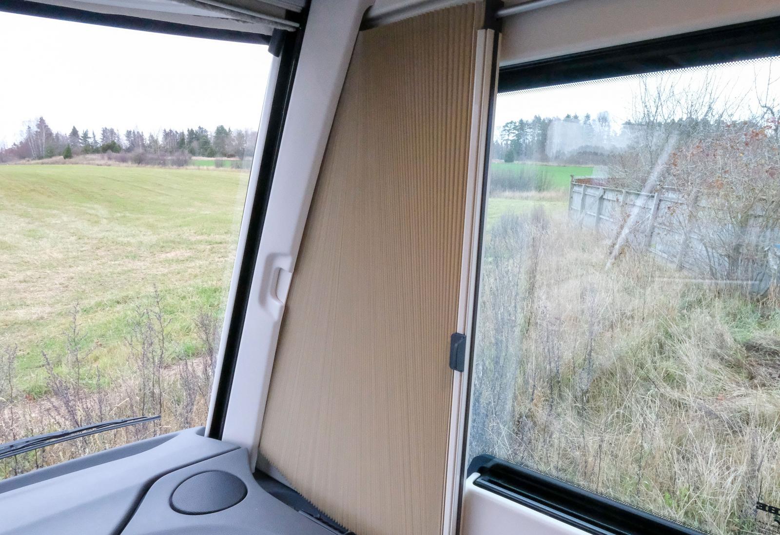 Gardinerna i förarhytten dras framifrån och bakåt medan den styrs elektriskt för den stora framrutan.