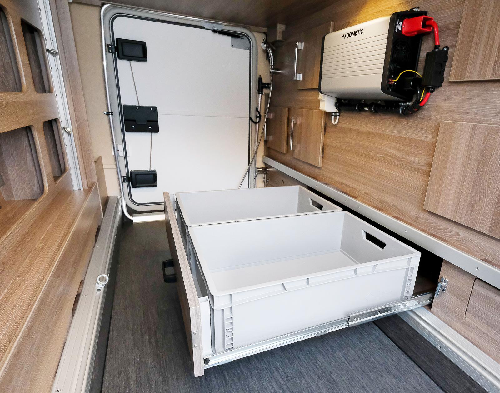 Garaget imponerar, här finns massor av luckor och lådor.