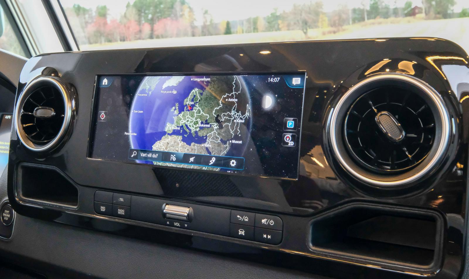 Mercedes fullständiga infotainment med navigering, backkamera och andra smarta funktioner ingår.