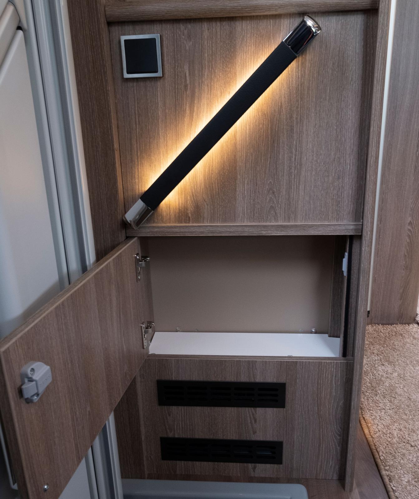LED-belyst ledståndg och ett utrymme för, ja vad då?