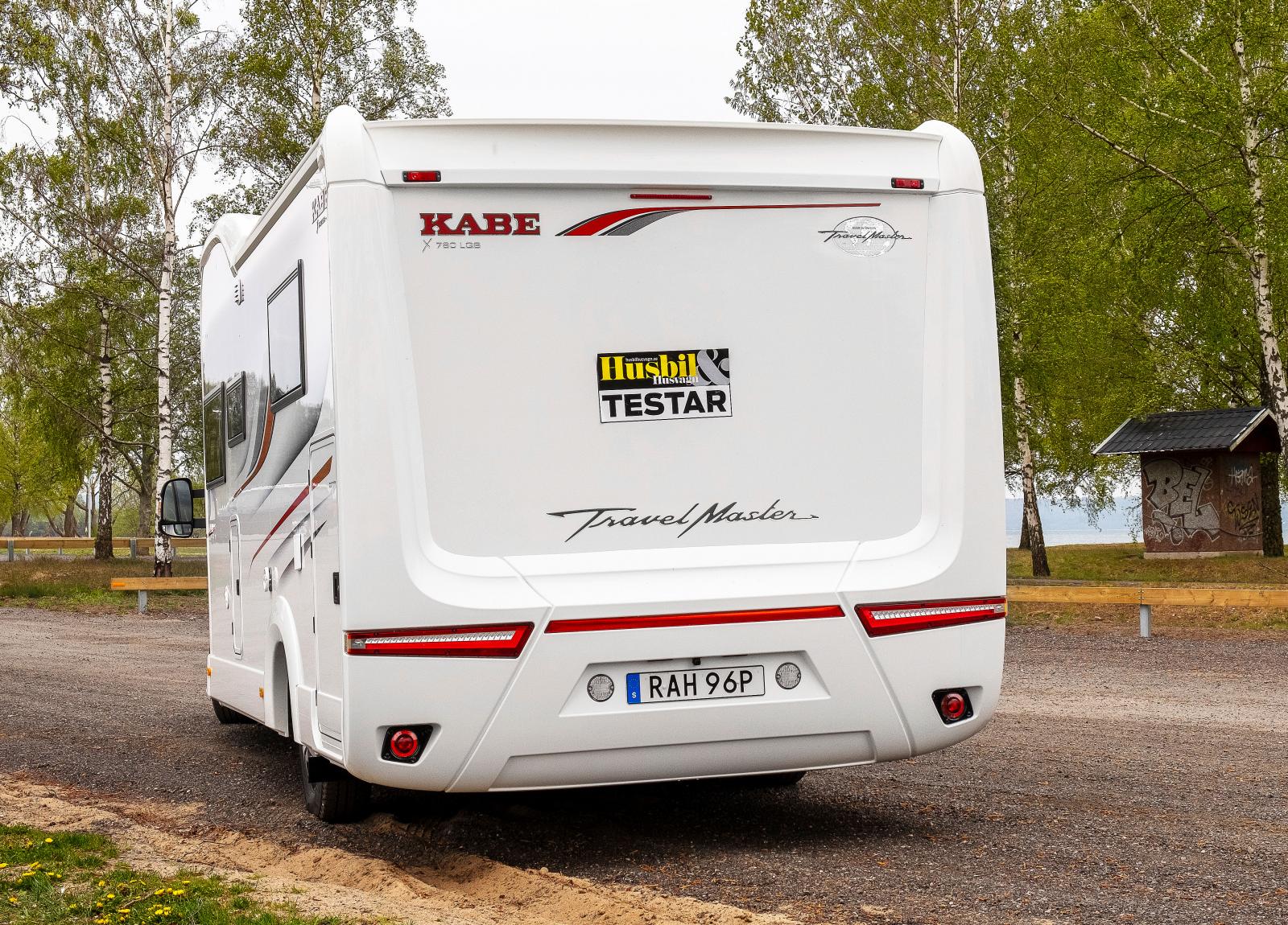 Detta är en unikt bred bil i denna storleksklass.