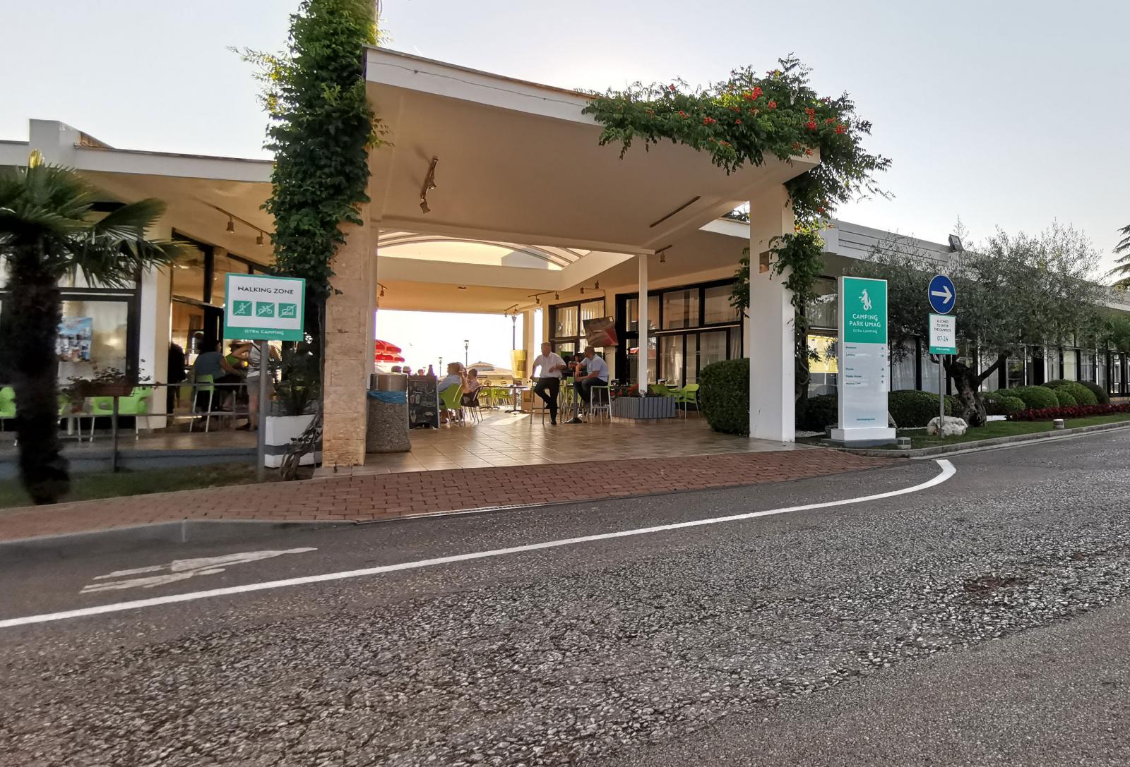 Camping Park Umag ligger i staden Umag i Istrien. Huvudentré och incheckning på bilden.