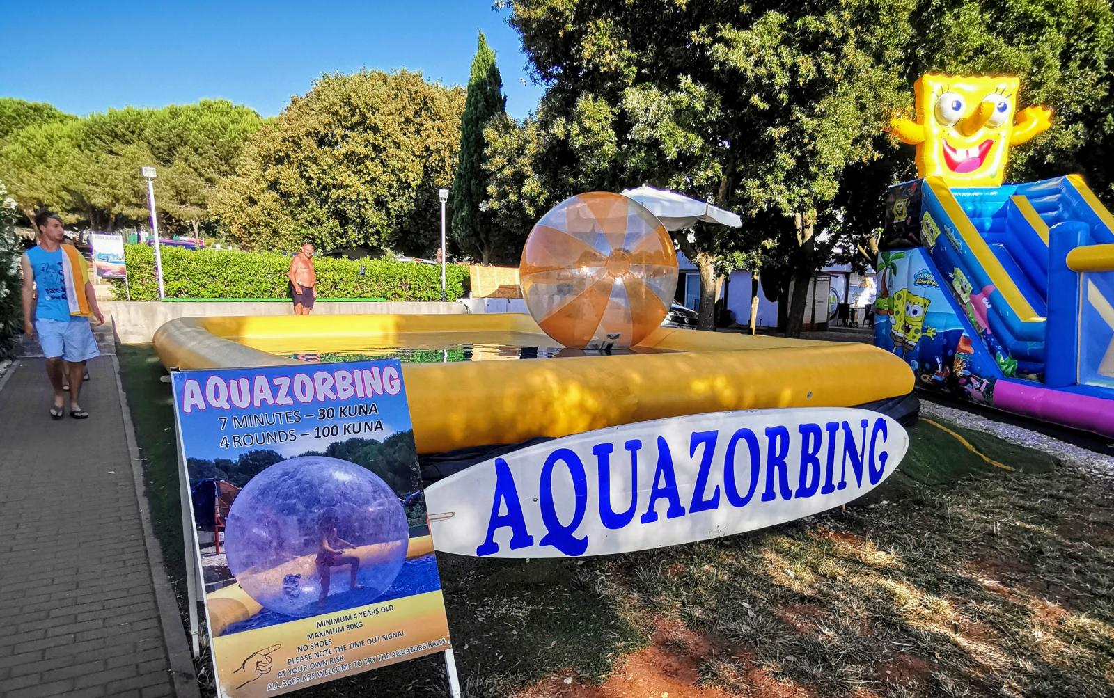Uppblåsbara hinderbanor är vanligt på kroatiska campingar.