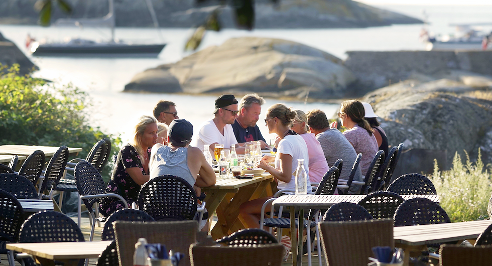 Läcker supé och i glada vänners lag medan kvällsljuset mjuknar mot ett stillnande hav. Magiskt.