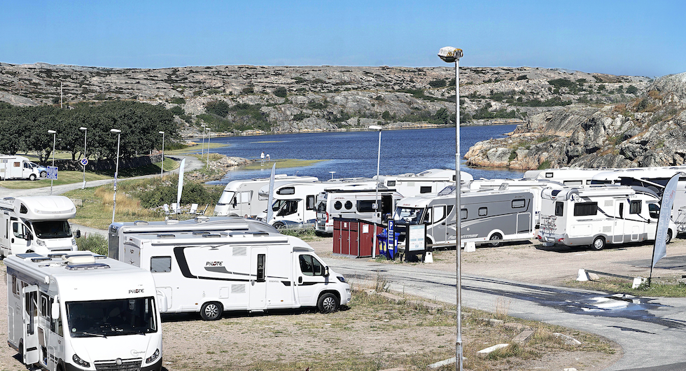 Ställplatsen i Smögen är lite lurig. Till höger om infarten ligger Park and Stay. Till vänster en lokalt driven. Kolla att du betalar till rätt.