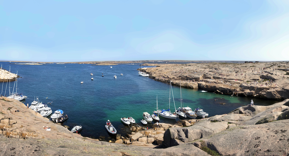 Marmorbassängen på Hållö med grönskimrande vatten över ljus skaldjursbotten och rosa klippor är välbesökt soliga sommardagar.