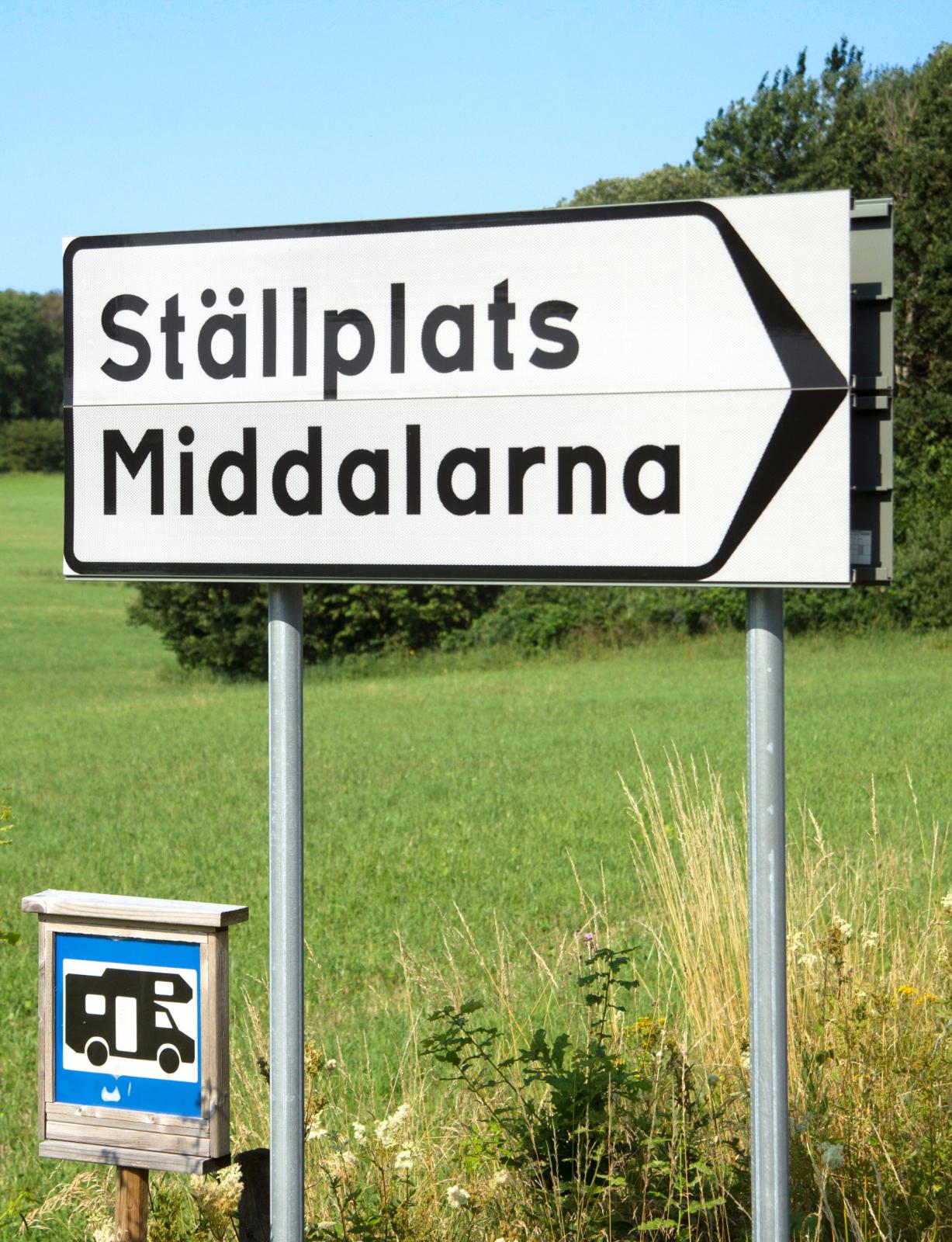 Middalarnas ställplats är tydligt skyltad vid vägen. Strax norr om Bovallstrand.