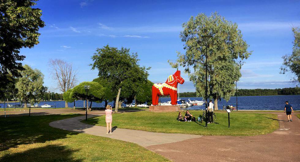 Iögonfallande dalahäst vid promenadstråket intill Siljan.
