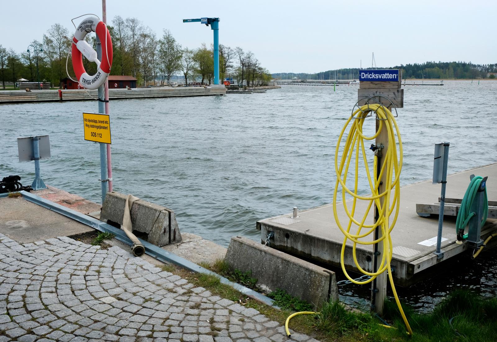 Färskvatten fylls 100 meter från ställplatsen.