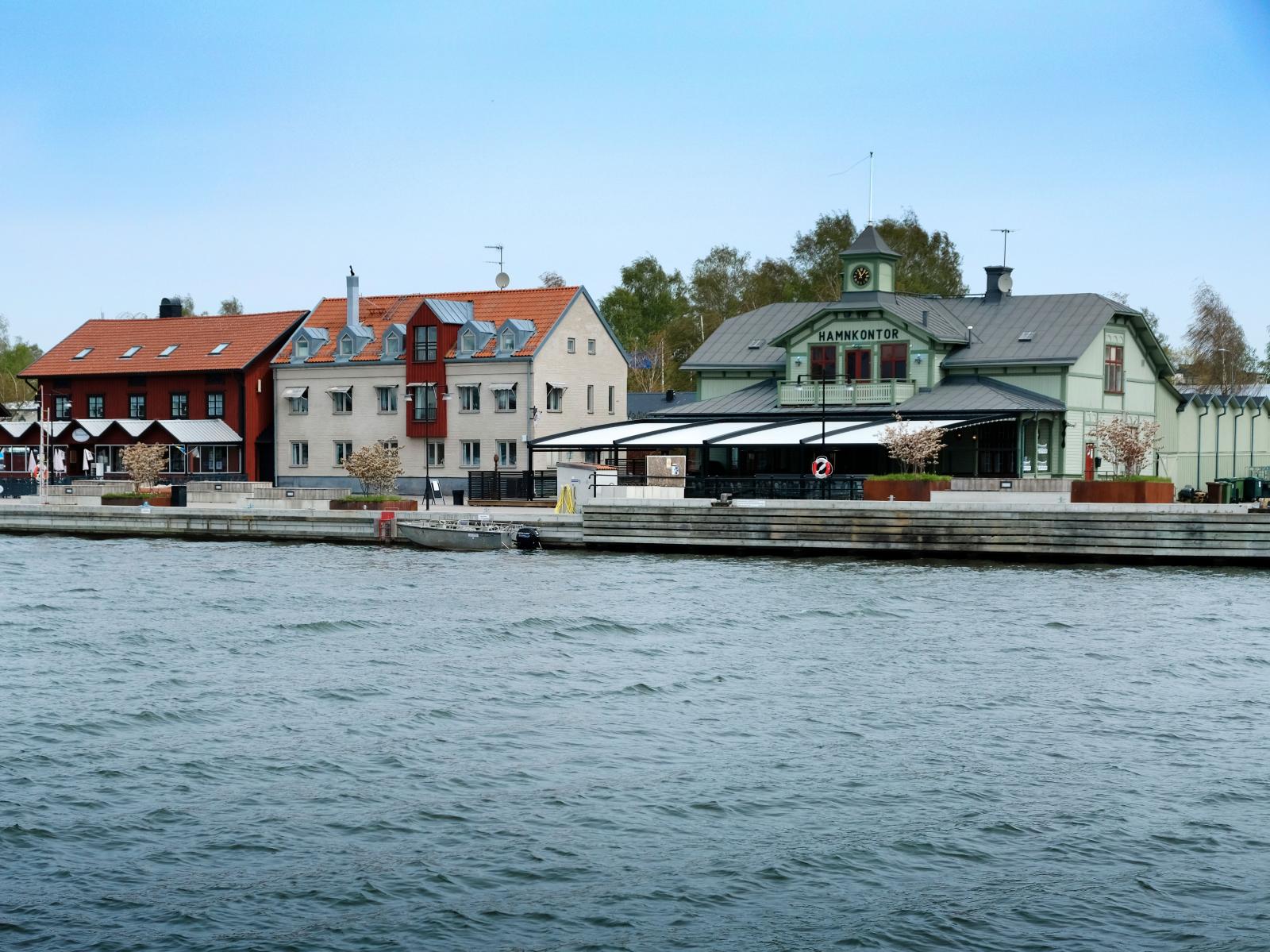 På hamnsidan mittemot finns flertalet matställen och fik sommartid.