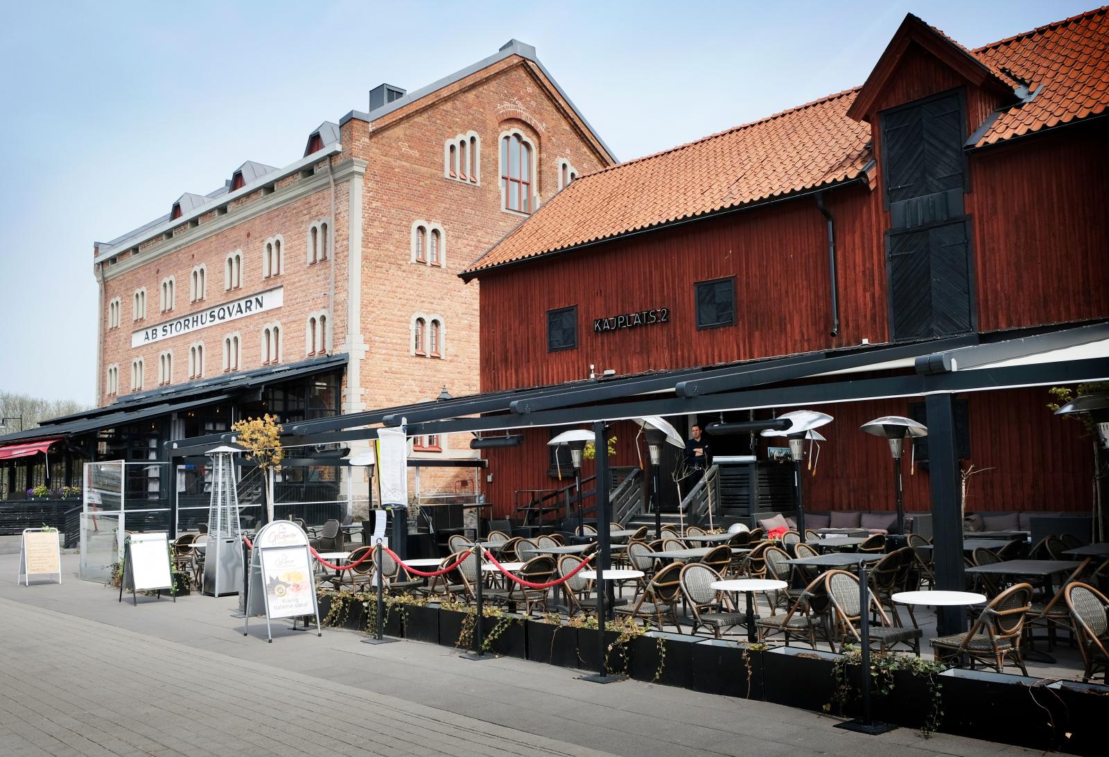 Längs östra hamnsidan ligger bägge dessa restauranger, öppna sommartid.