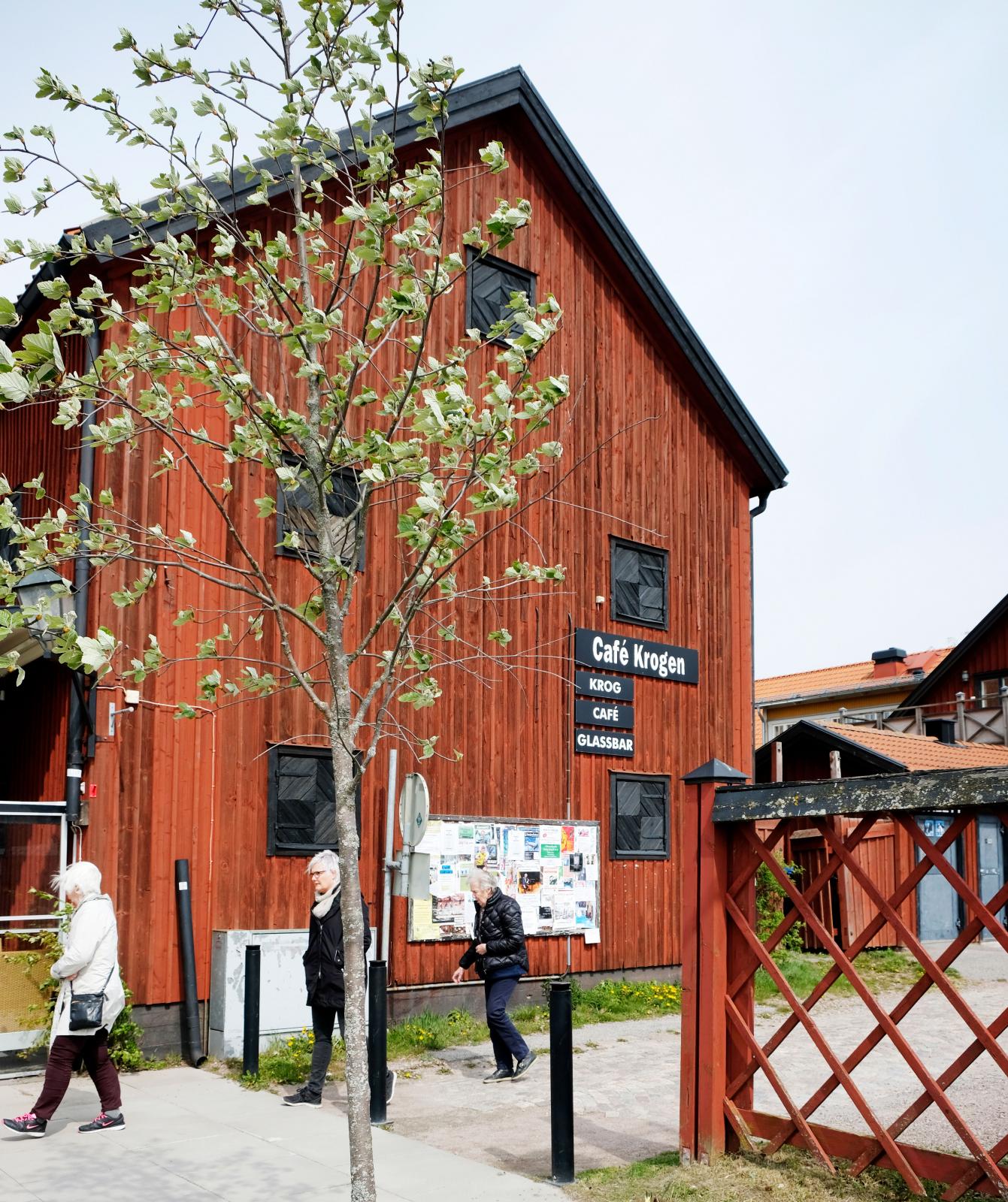 Under sommaren finns många ställen utmed hamnen som kan stilla kaffesuget.