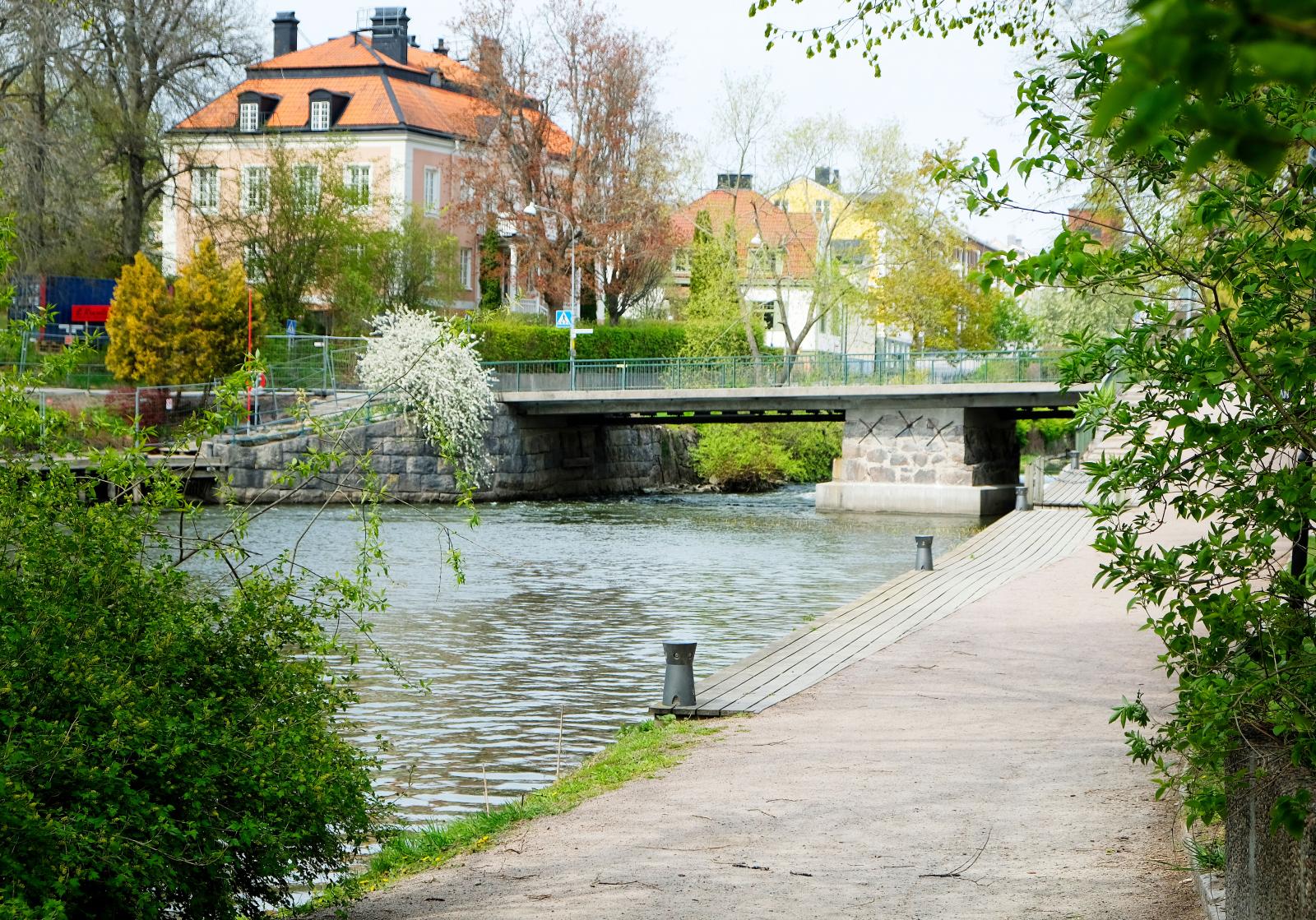 Promenadstråk in till centrum tas med fördel längs med Nyköpingsån. Grönt och frodigt beroende på årstid.