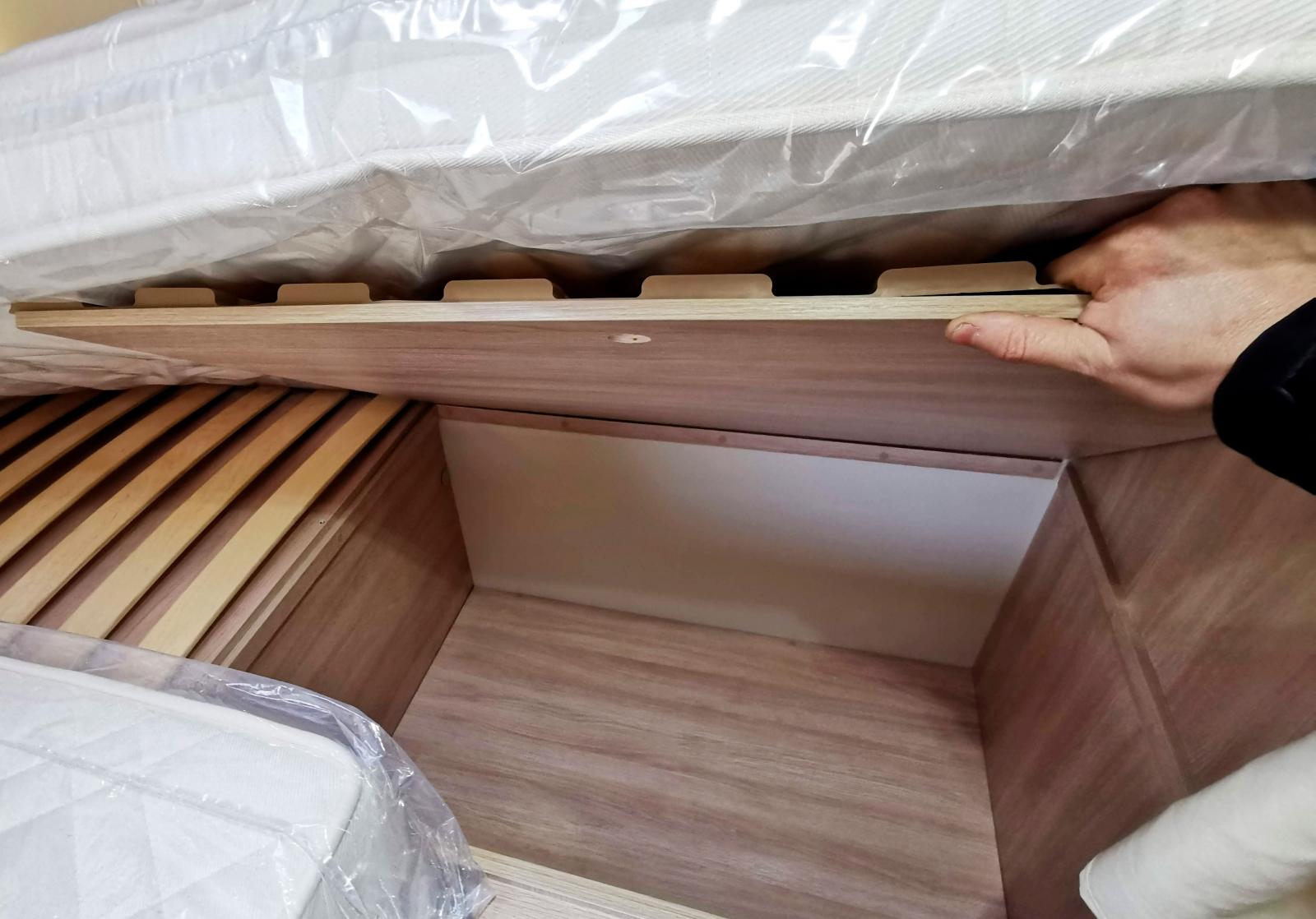Stora lastutrymmen under sängarna framför garaget.