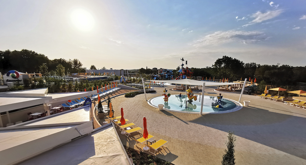 Lugnet före anstormningen! Istra Camping Resort har ett stort bad- och lekland med möjlighet till sol, bad och lek.