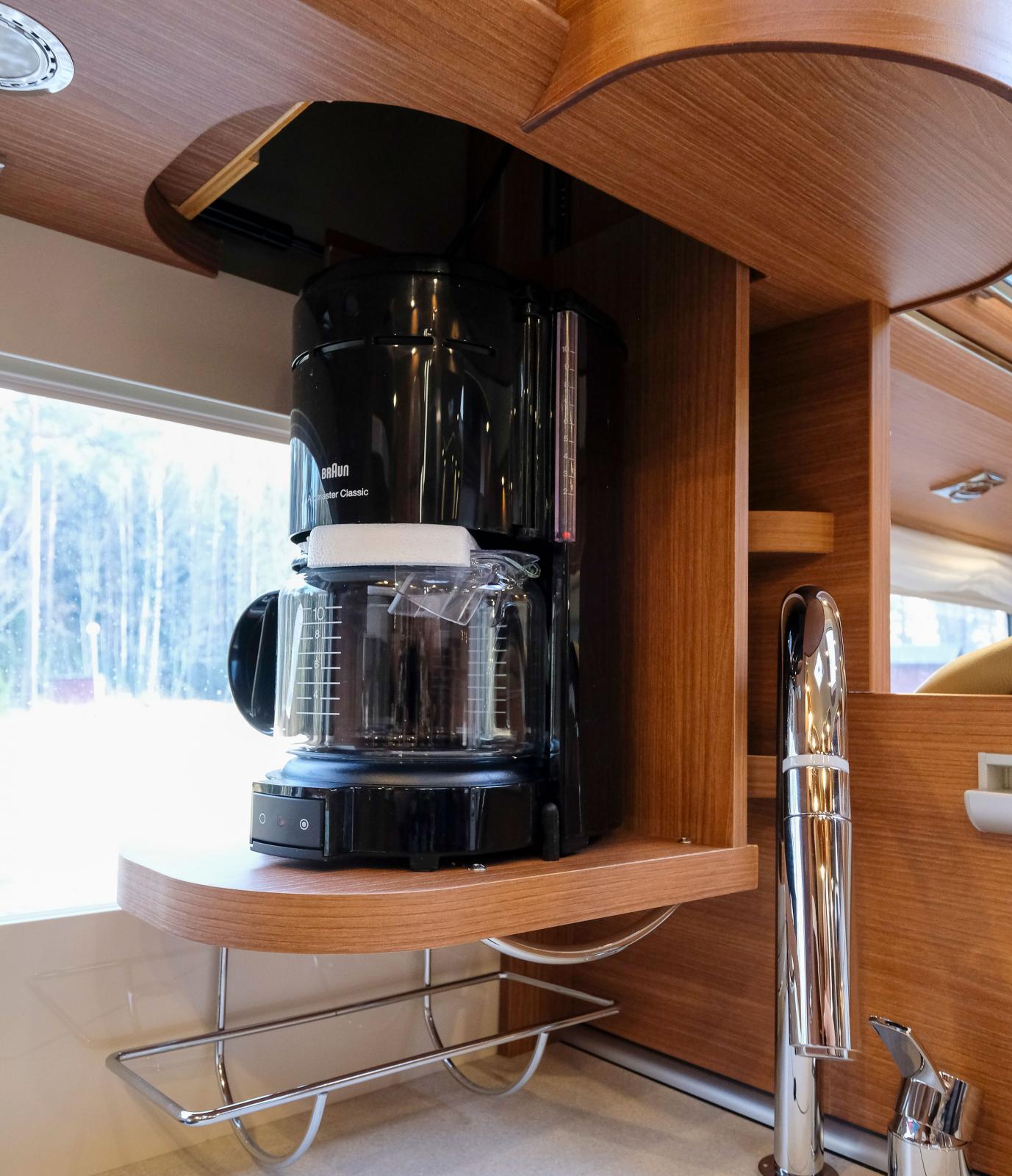 Kaffebryggare av ”hemmamodell” kan dras ned i köket.
