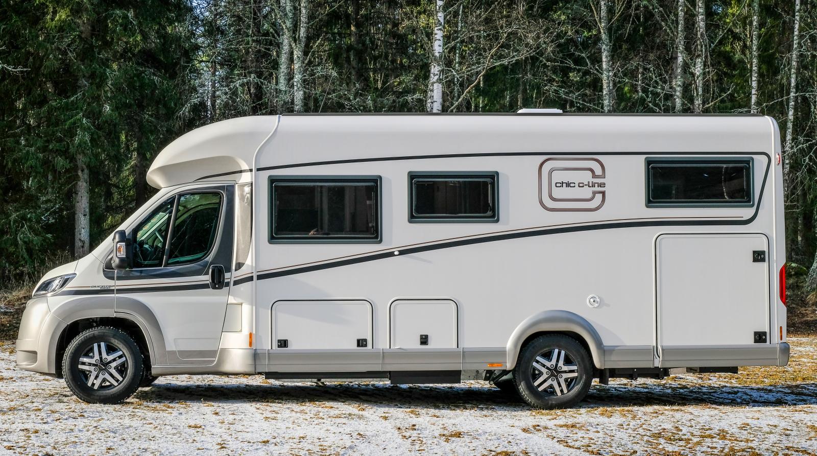 Carthago chic c-line T 4.9 LE är en mellanstor halvintegrerad bil med dubbelgolv. Framifrån utmärker den sig med egen frontgrill.