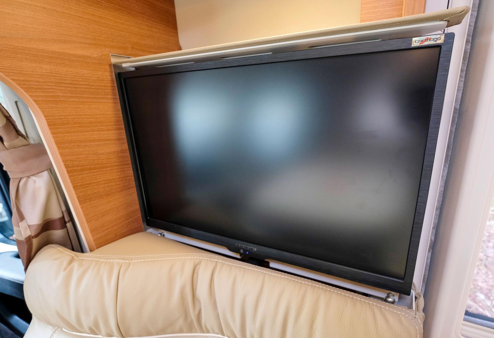 Plats för en till i sovrummet. Tv finns i sidosoffan vid dörren.