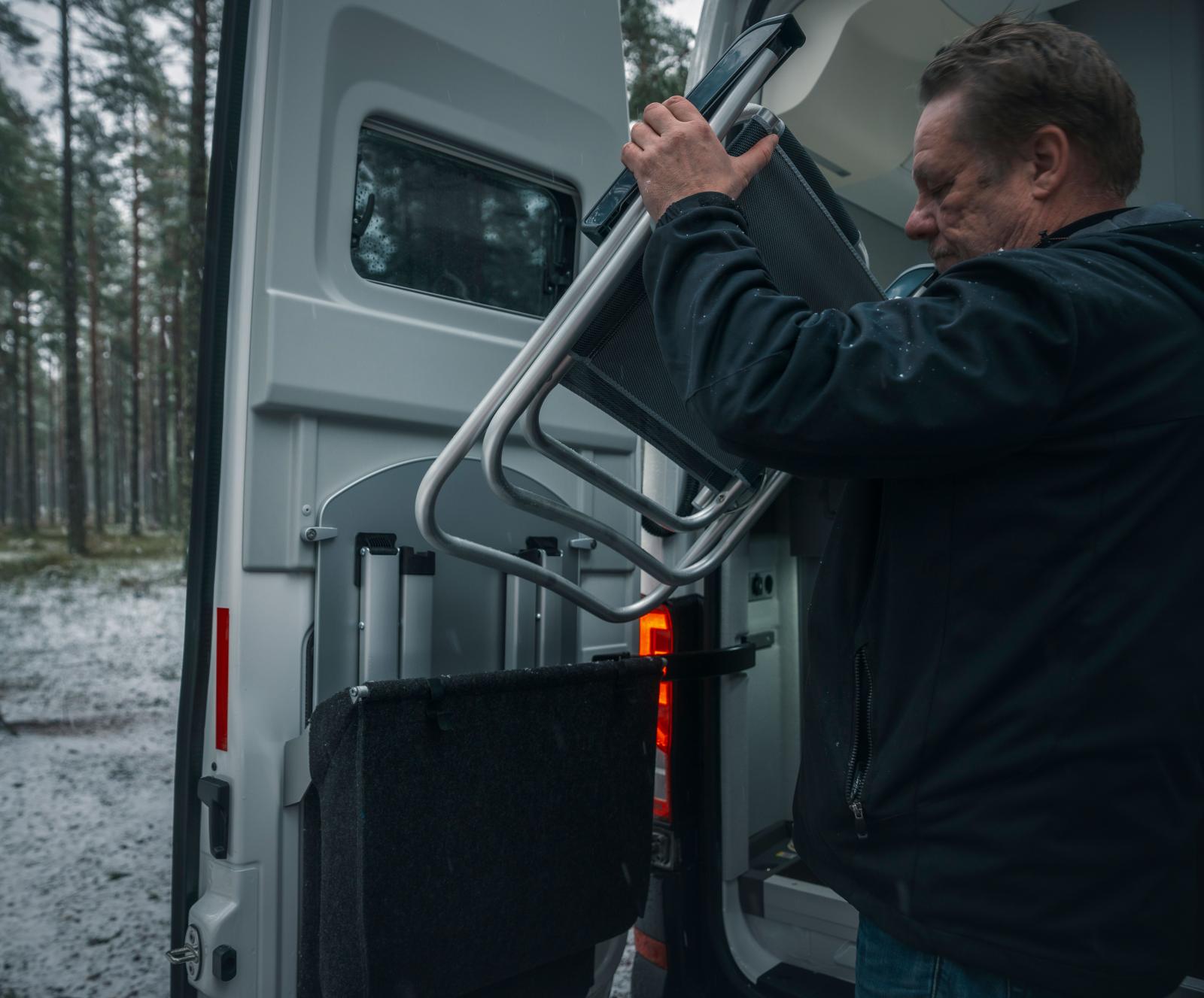 Ett bord och två campingstolar ingår i standardutrustningen.