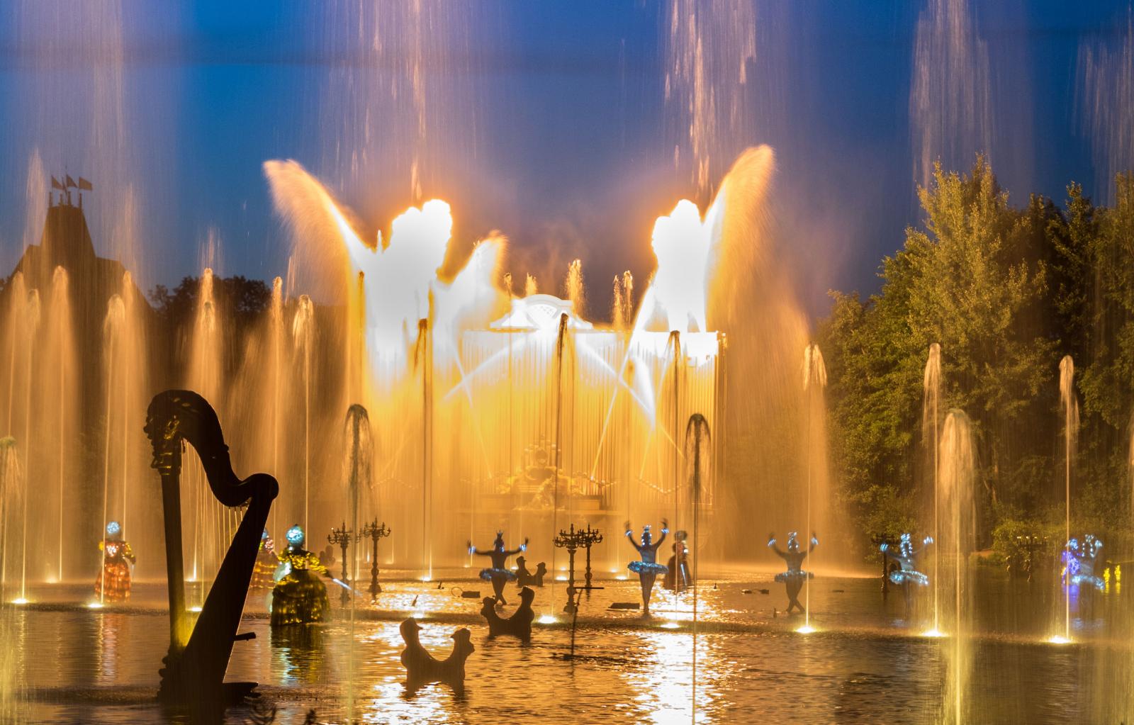 Första kvällshowen ges vid parkens största sjö. En ljud och ljusshow som stannar kvar länge i minnet.