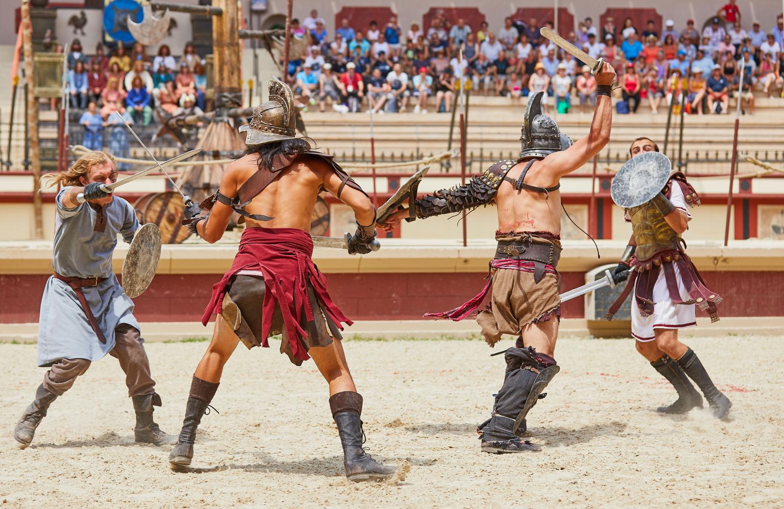 Gladiatorer och race med kvadriga i actionfylld show.