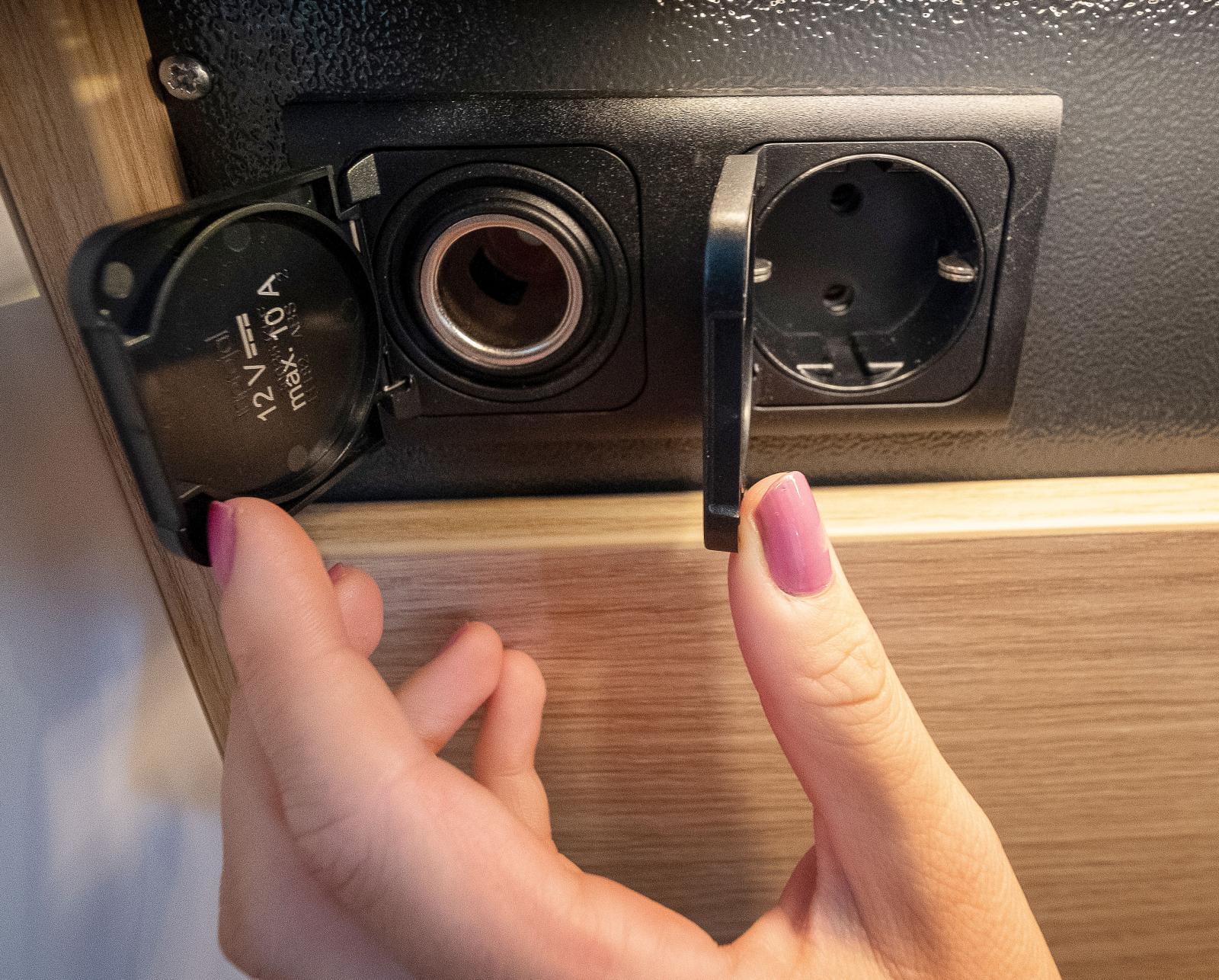 Kontaktuttag under köksbänken för 12 V och 230 V.