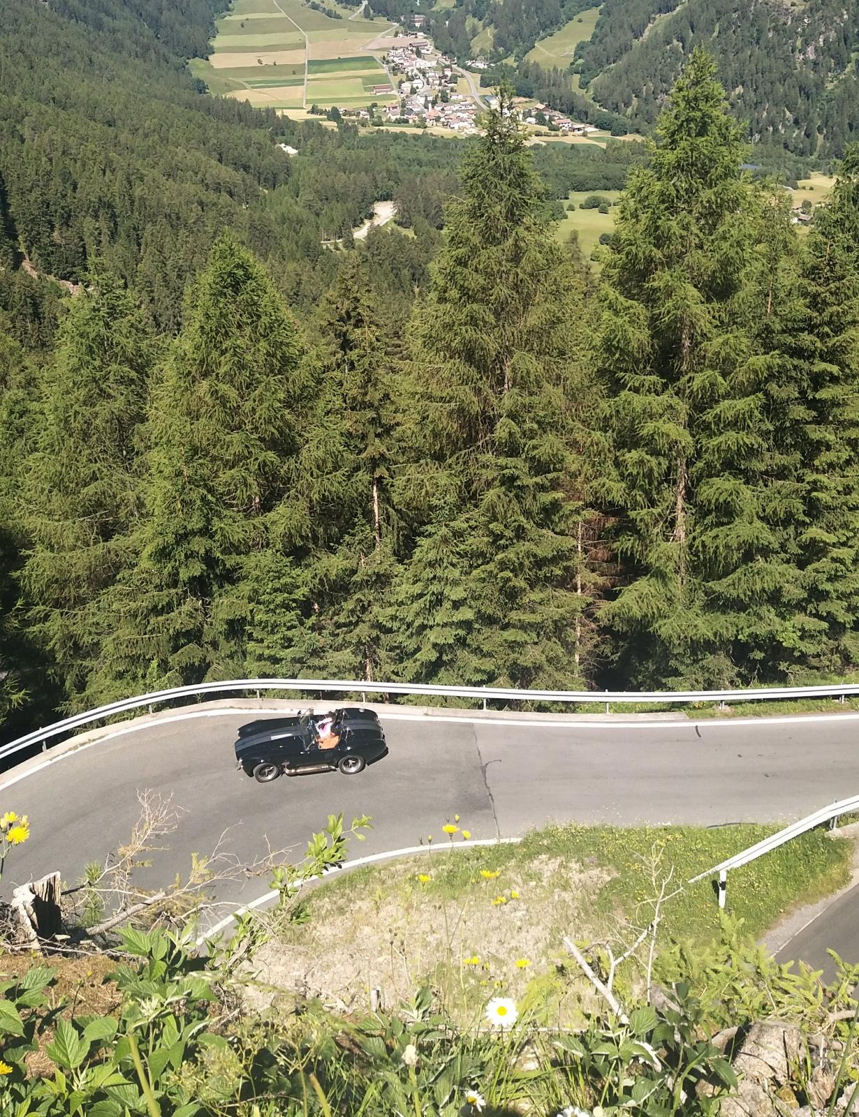 Umbrail är Schweiz högsta bergspass och samtidigt en väg som slingrar sig likt en kobra över berget.