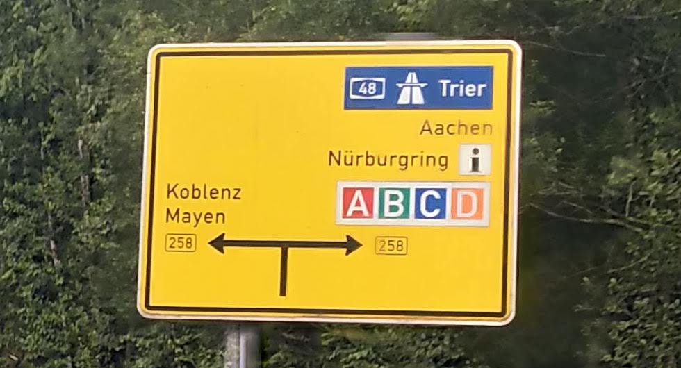 Motorväg har blå bakgrund och numret i vit text. Förbundsväg har svart nummer och gul bakgrund.