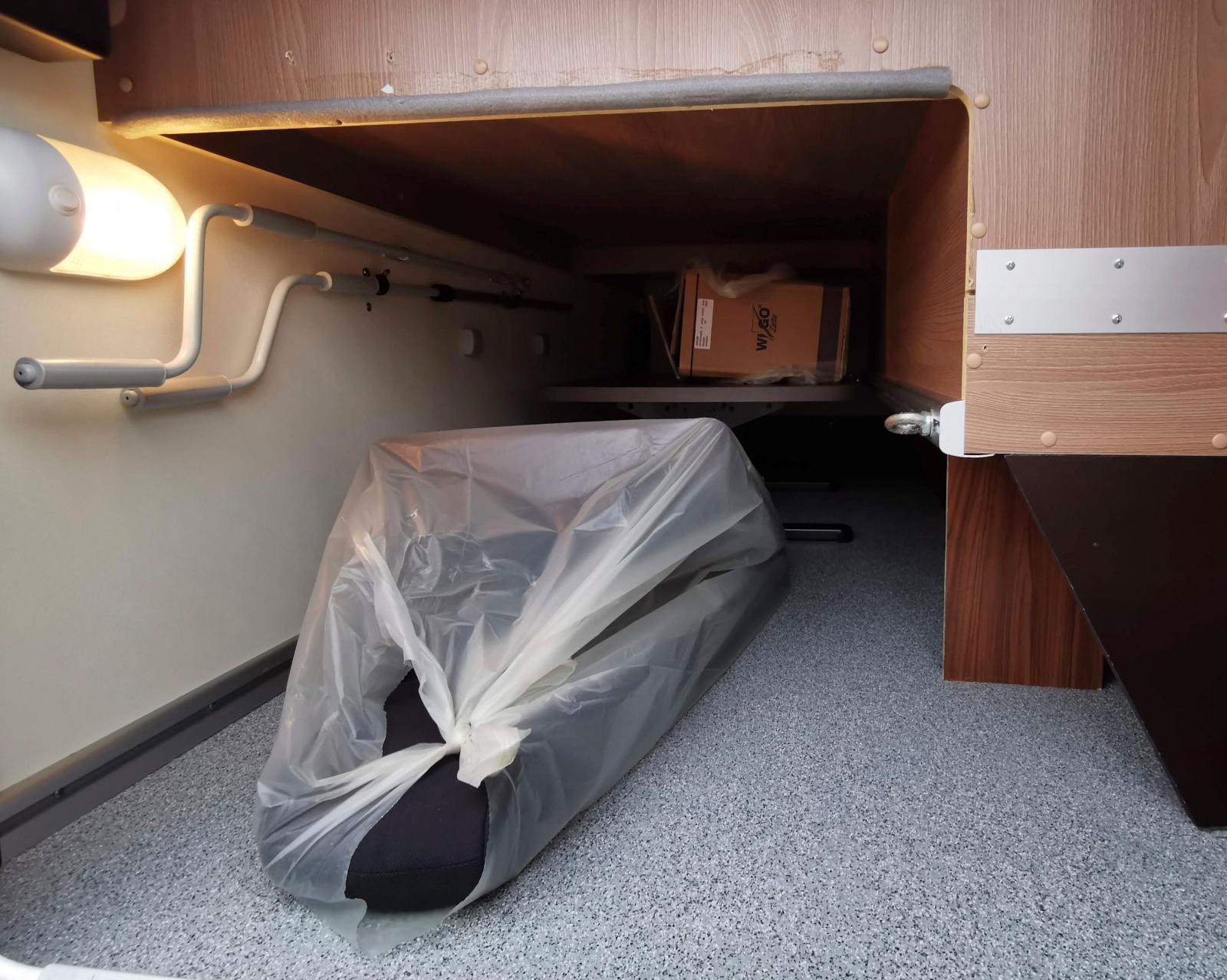 "Garaget" är lite lägre på grund av soffan. Tidigare ägare har satt upp skyddslist på träet. Längst in skymtar extrabordet.