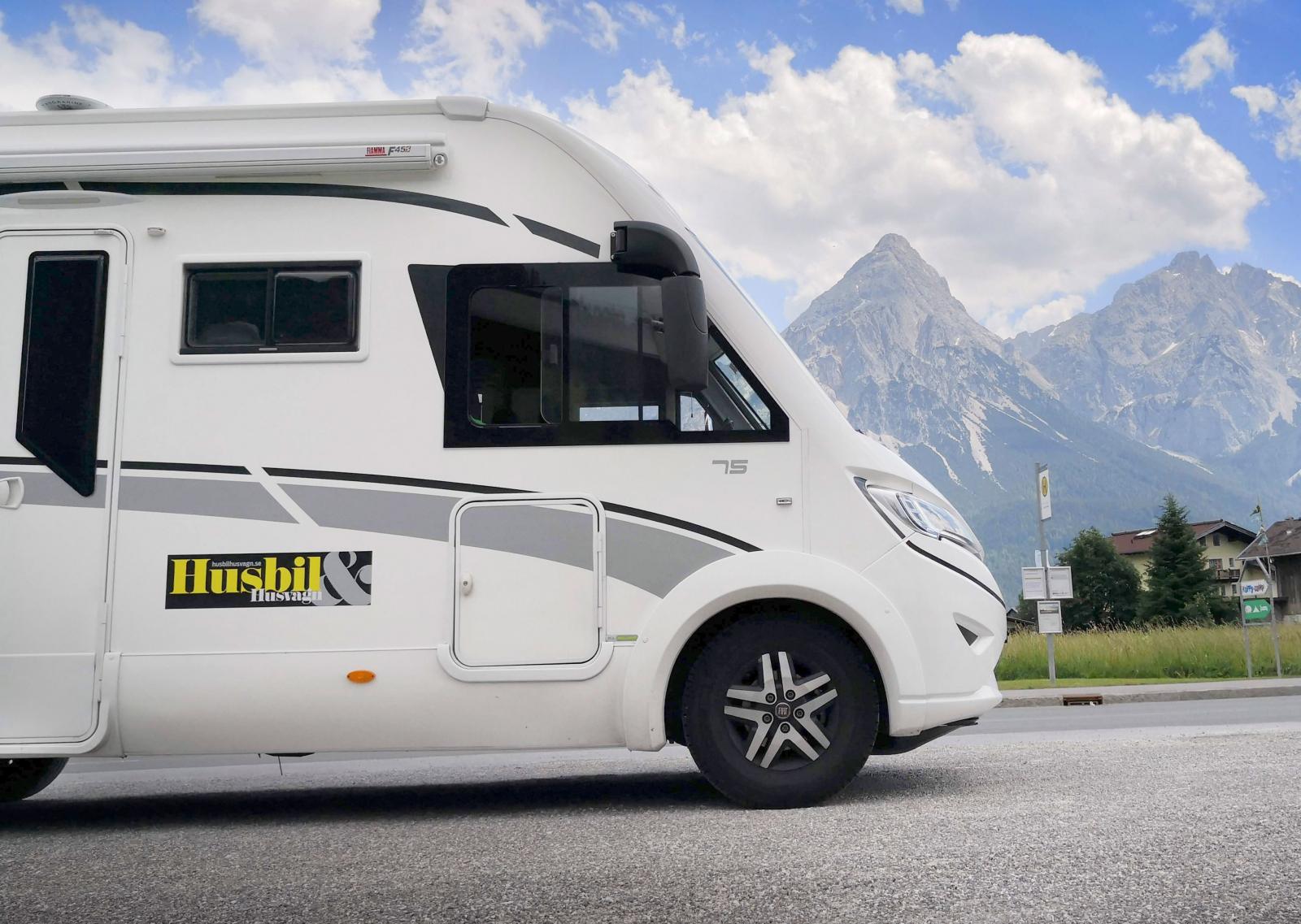 Spetsiga sockertoppar i Alperna. Zugspitze är Tysklands högsta berg och till toppen finns en ny linbana.
