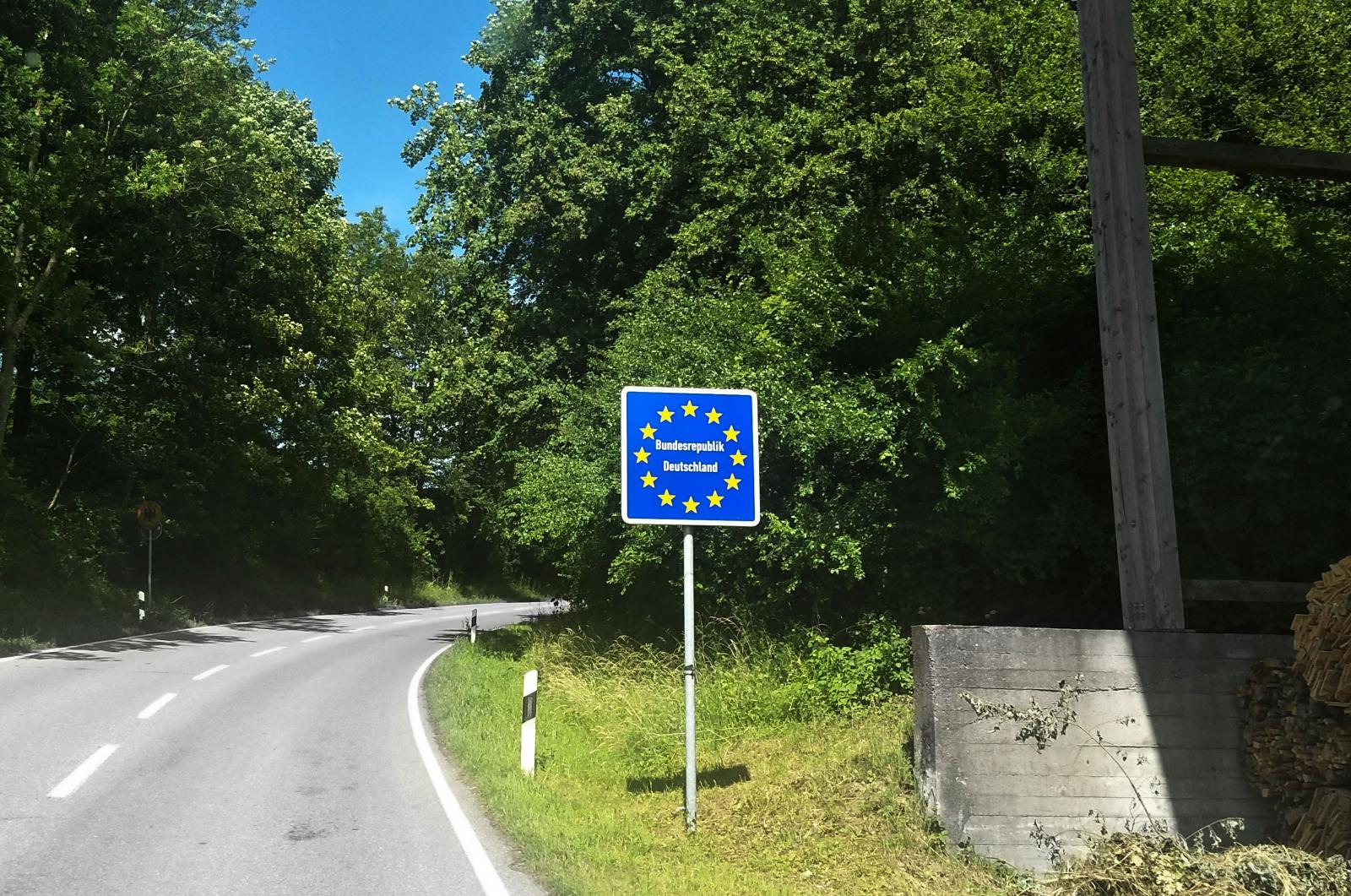 Gränsövergångarna är diskreta längs småvägarna.