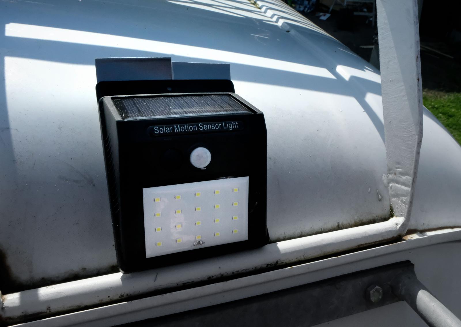 Tillfällig lampa baktill som lyser upp via rörelsesensor.