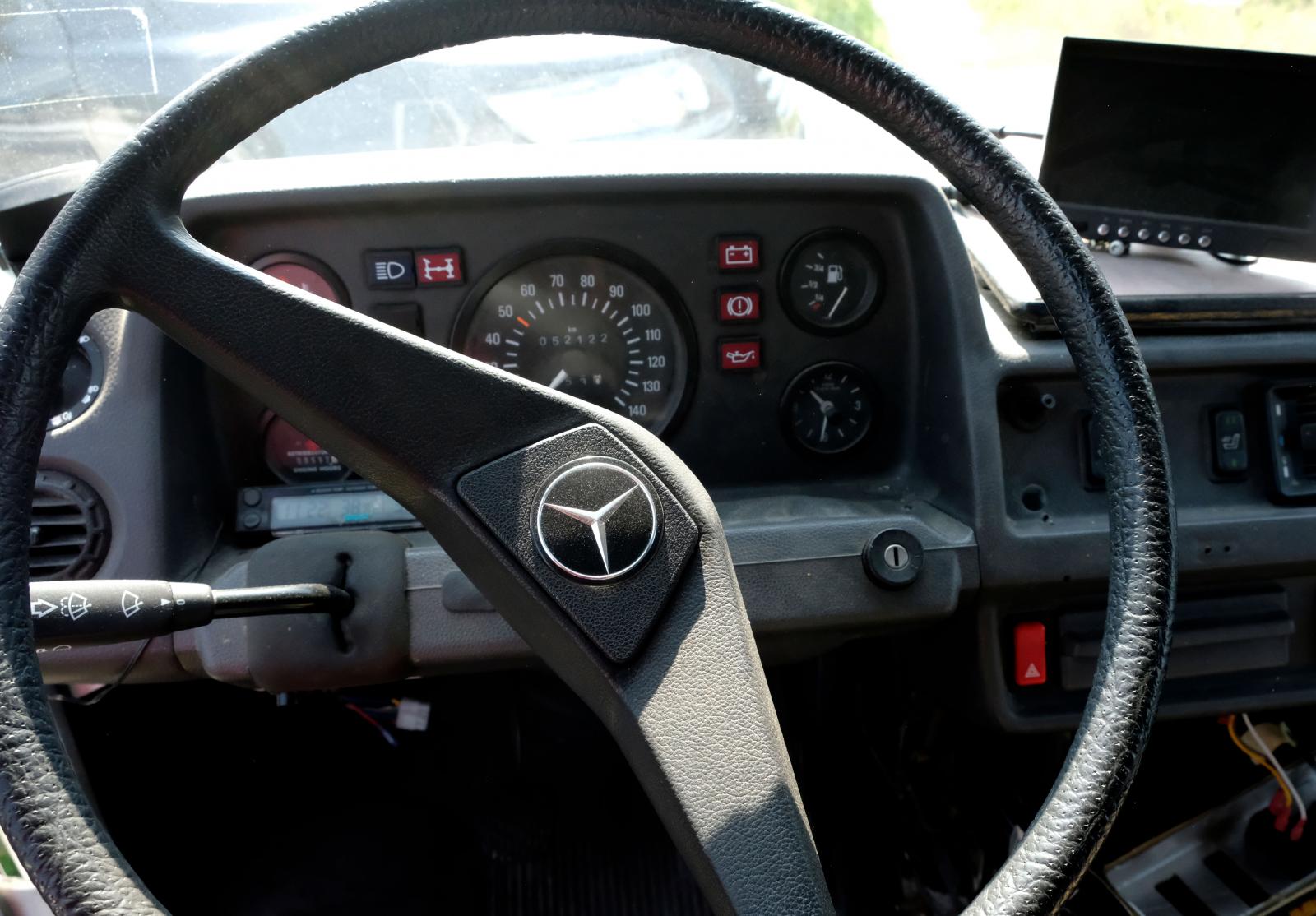 Mercedesloggan tronar ståtligt i mitten av ratten.