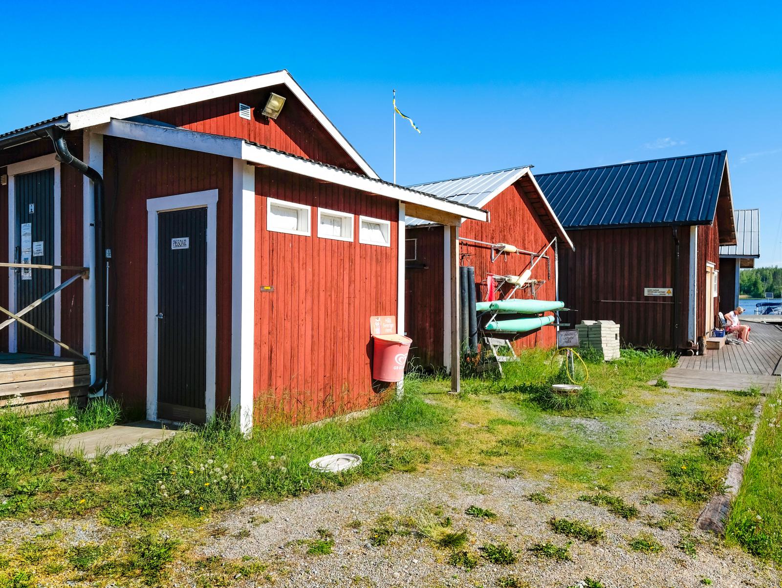 Toaletter och dusch finns precis intill ställplatsen.