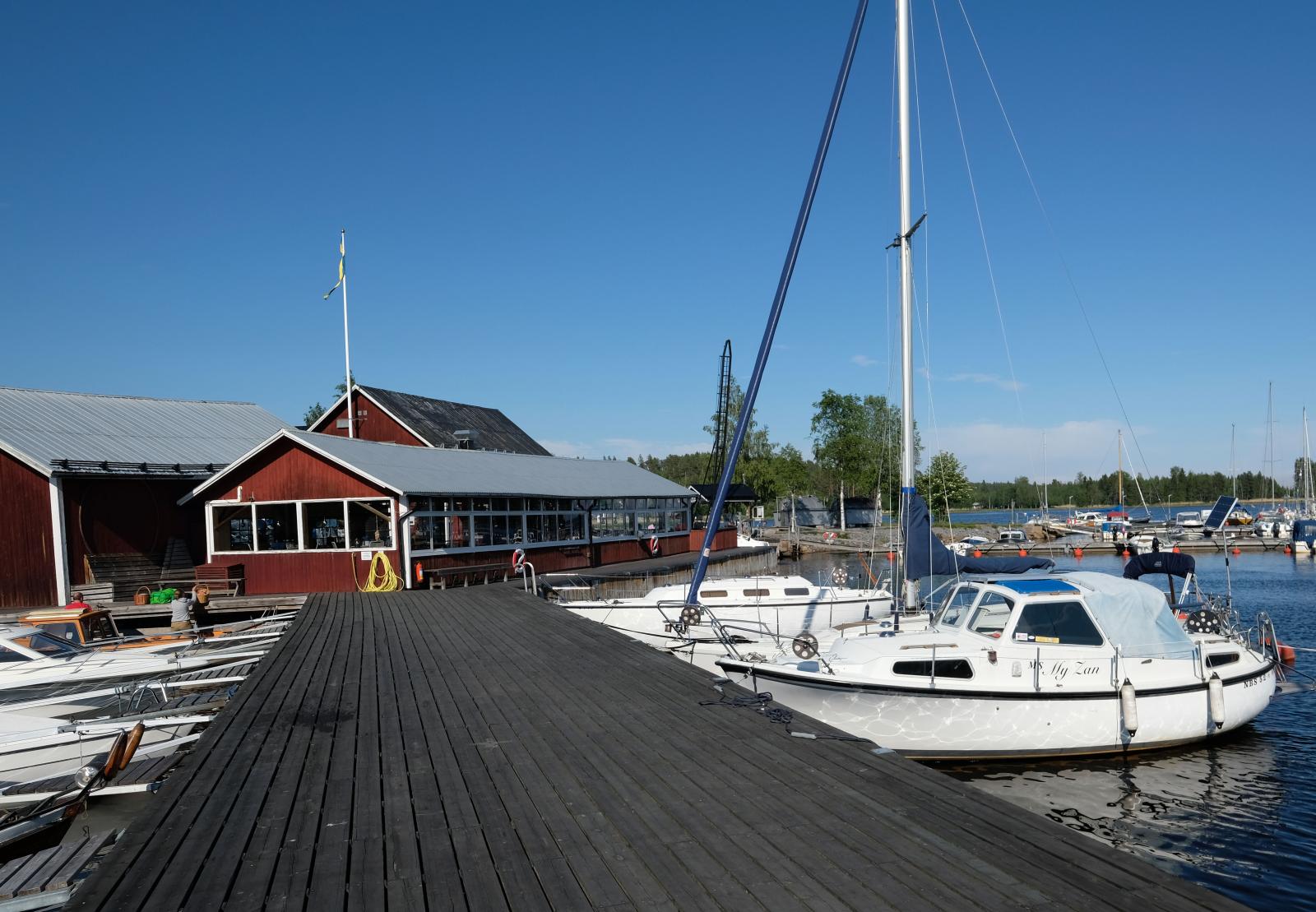 Restaurang Borka Brygga ligger i det röda huset.