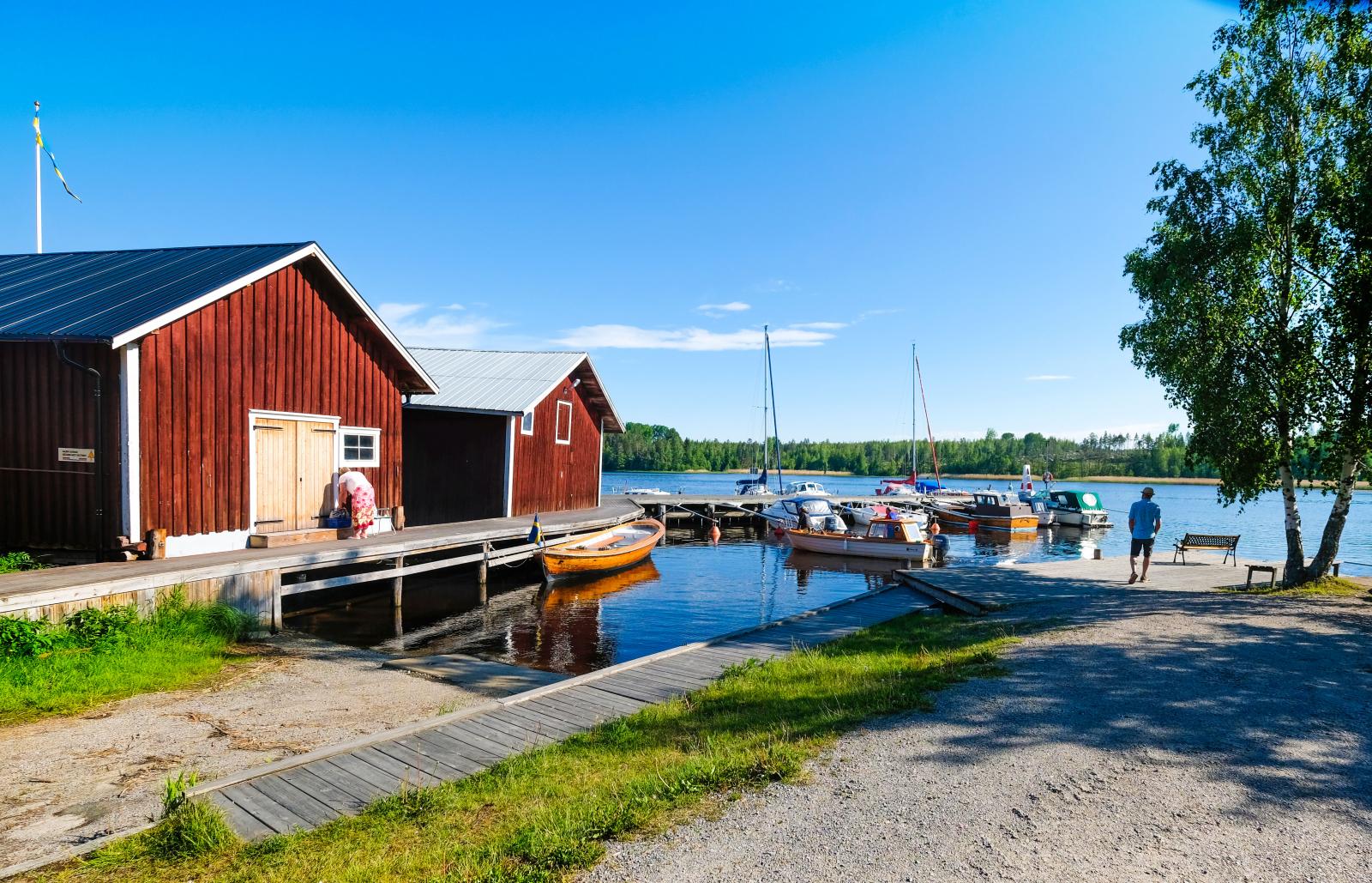 Kvällssolen värmer skönt vid sjöbodarna.
