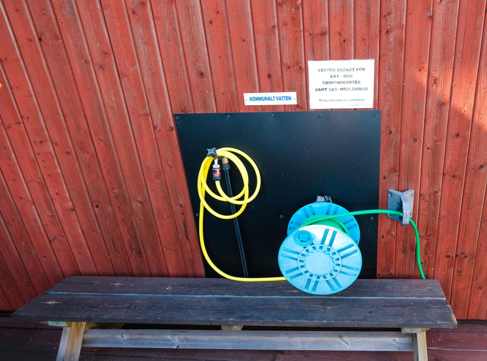 Färskvatten för både båt- och ställplatsgäster finns vid samma hus som restaurangen.