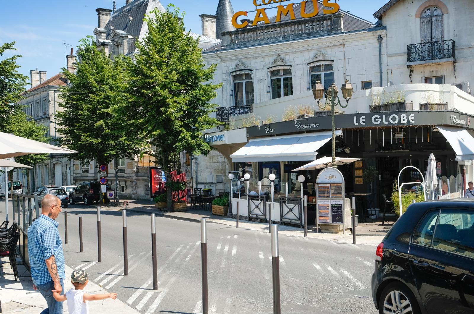 Intill det stora och öppna torget samlas restaurangerna på långa rader.