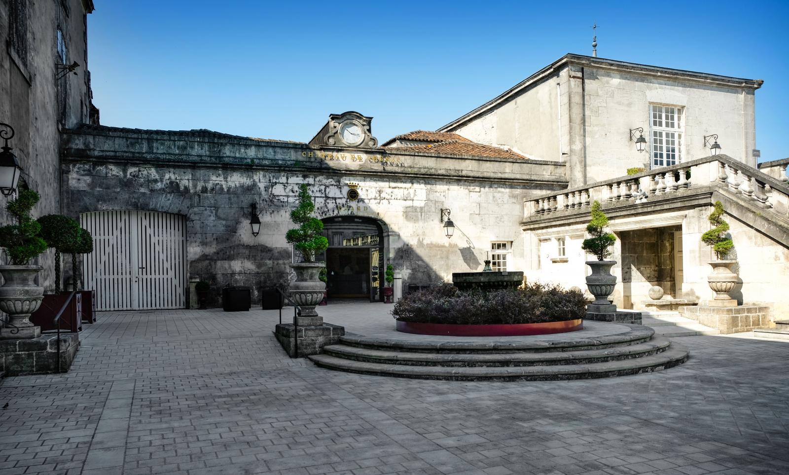 Vacker entré till Château de Cognac som ligger alldeles intill floden Charente.