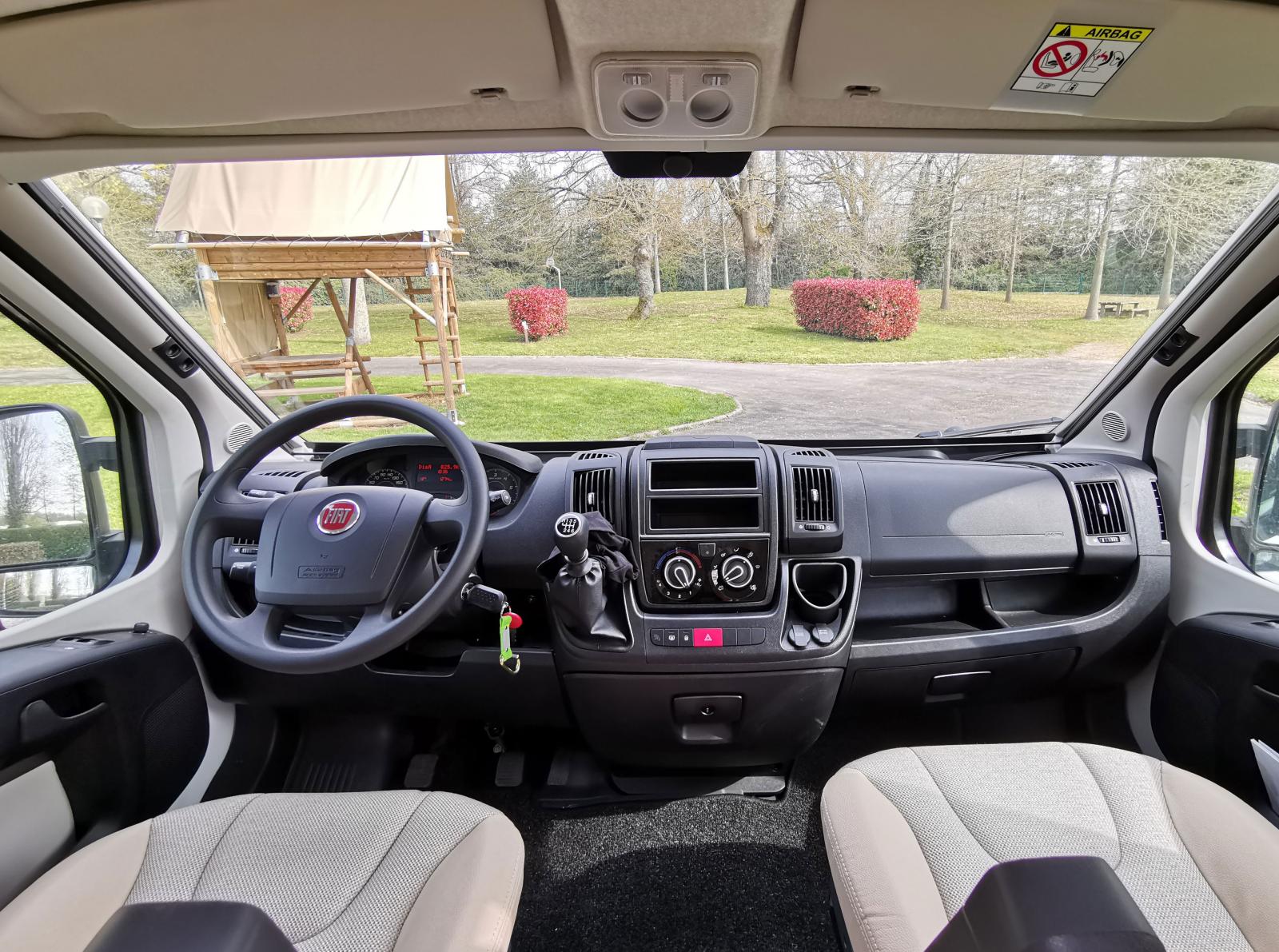 Välkänd förarmiljö. Standardbetonad Fiat-del utan kromringar i ratten eller dryckeshållare i mittkonsolen. Remis-gardiner ingår i FUN+ paketet och som vanligt finns USB och 12-voltsuttag.
