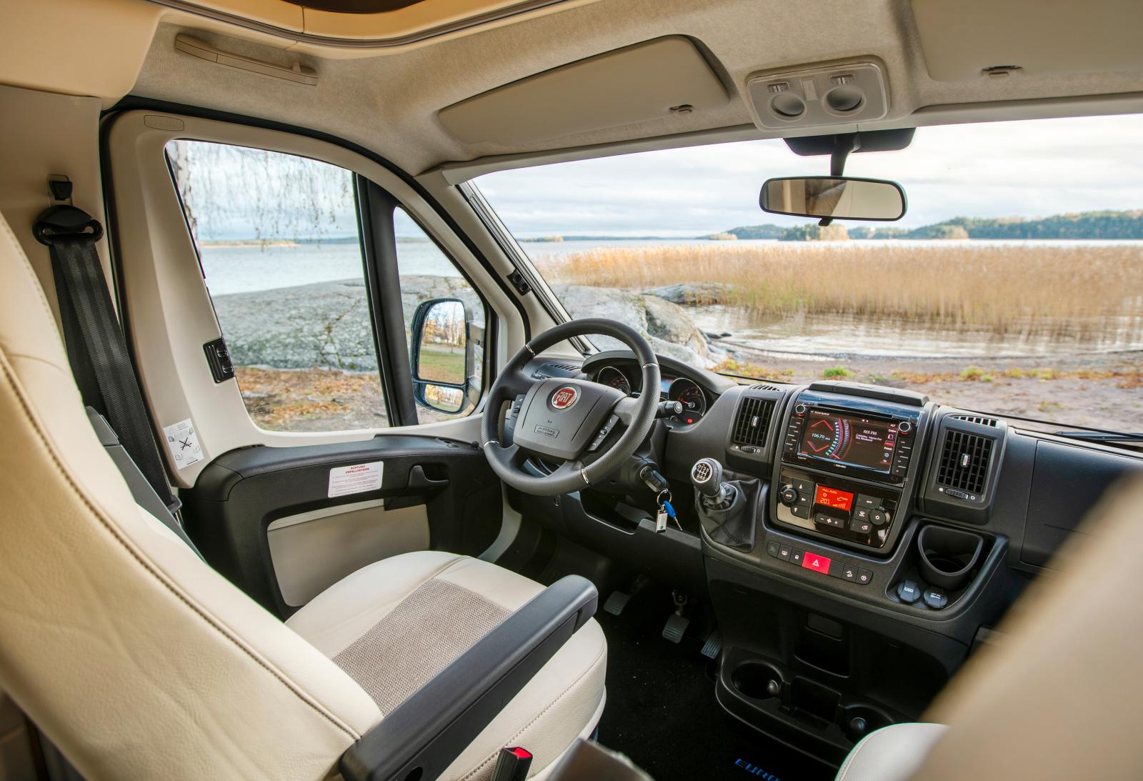 Förarmiljön i Fiat Ducato är en vanlig syn i nya husbilar. Denna Profila RS är upphottad med bland annat klimatanläggning.