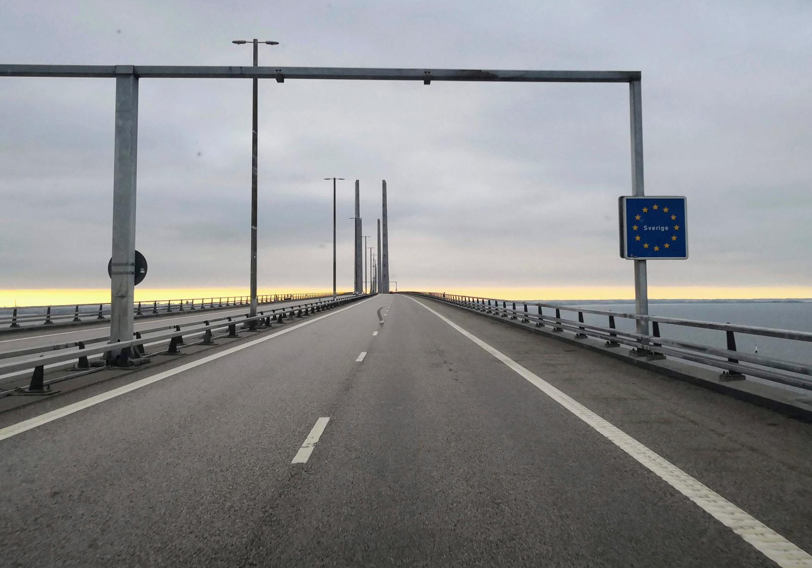 Det ena utesluter inte det andra, ta färjan bort och bron hem. Här på Öresundsbron mot Sverige!
