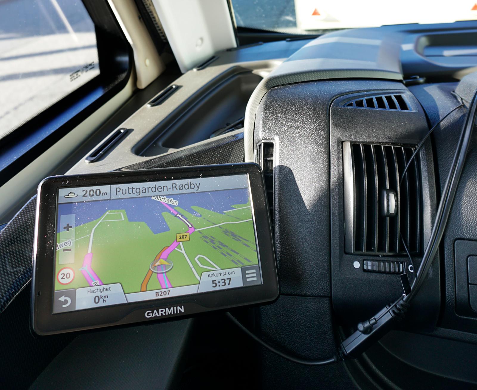Ställ in GPS:en på nästa land redan innan överfarten så slipper du köra fel direkt på andra sidan.