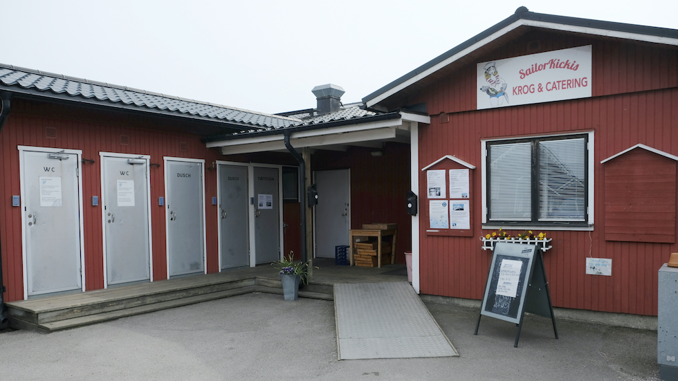 Servicehus med toaletter och duschar intill sjökrogen.