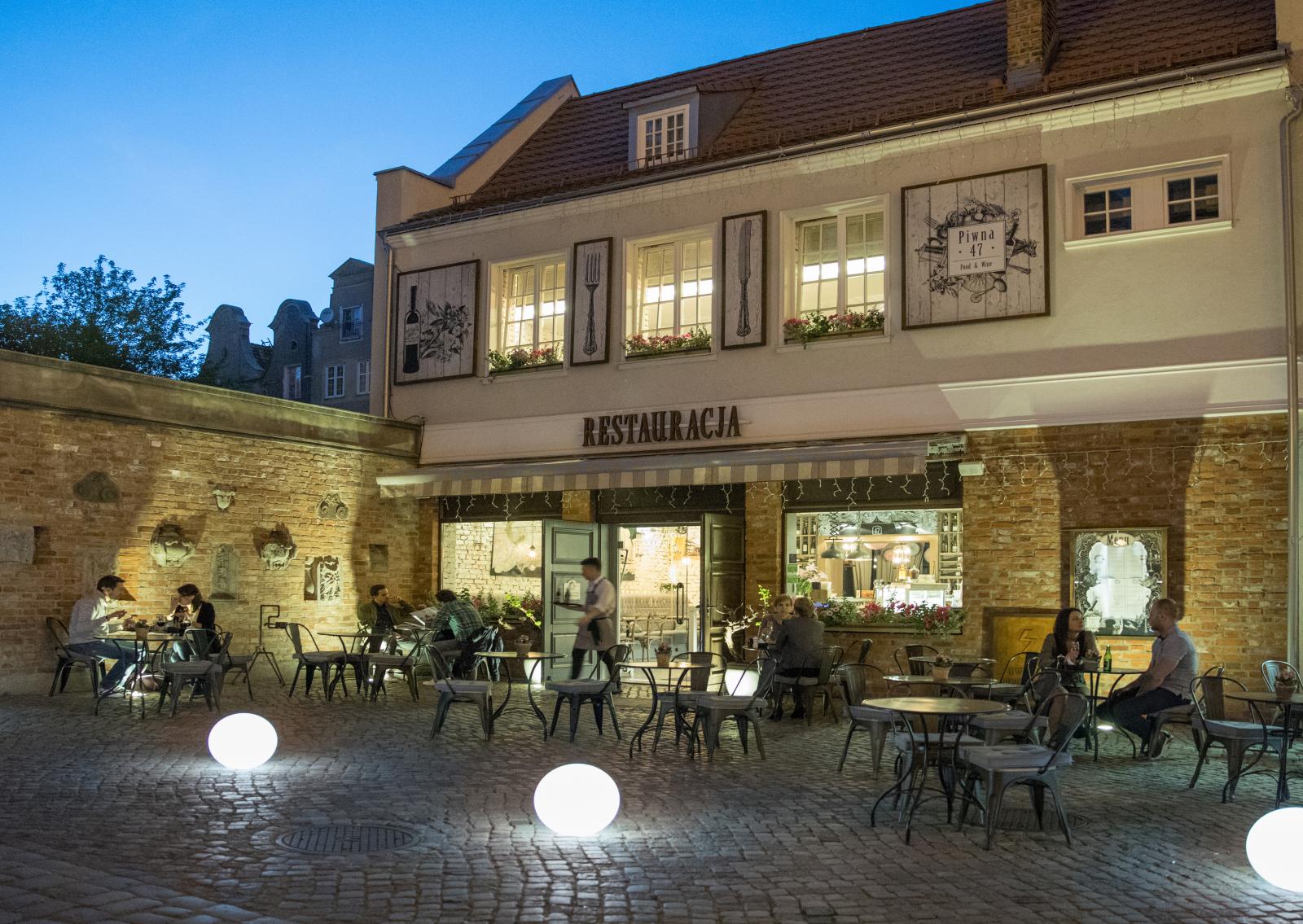 Kvällsbelysning hos populära restaurang Piwna 47.