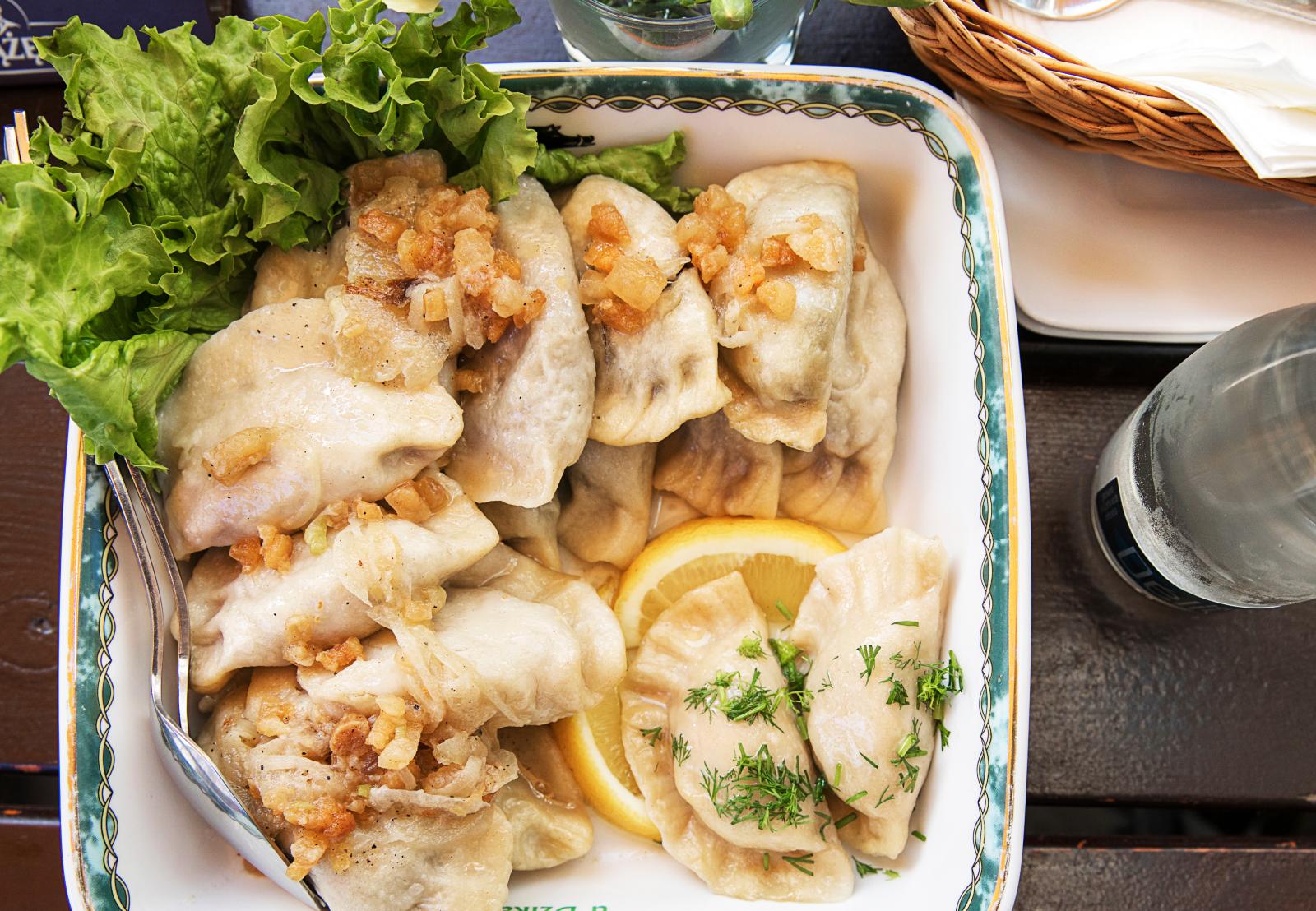 Polska piroger är en traditionell rätt värd att prova vid ett besök i landet.