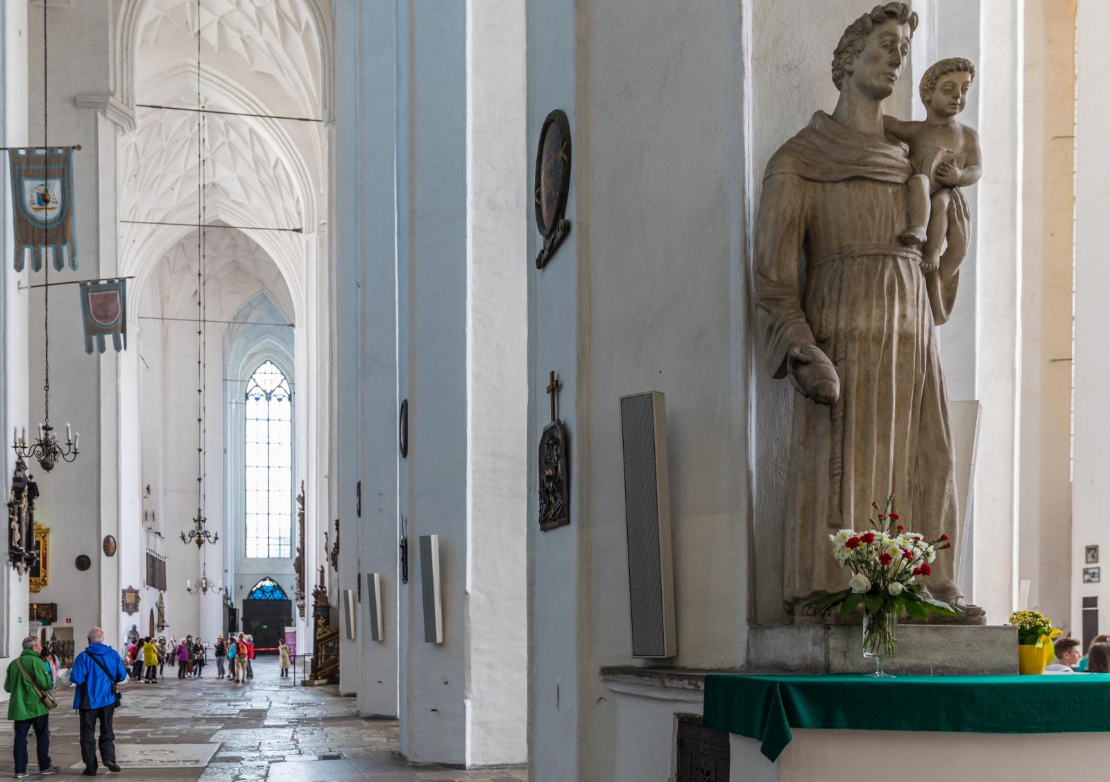 Det får plats 25 000 personer inne i världens största tegelkyrka.